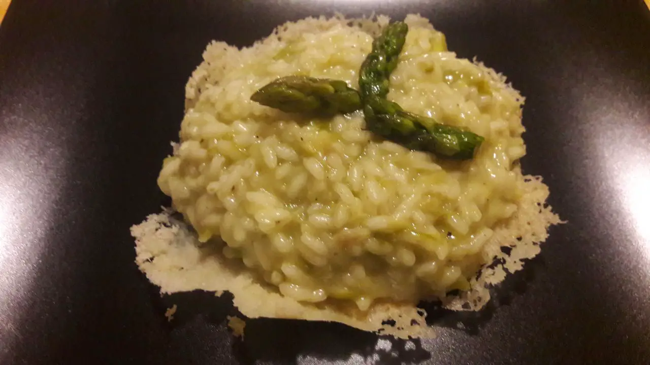 Risotto con gli asparagi (con il Bimby) in cialda di Parmigiano