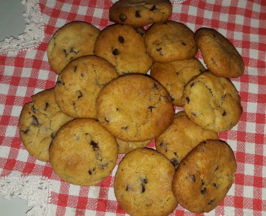 Cookies al latte condensato e gocce di cioccolato (senza uova)